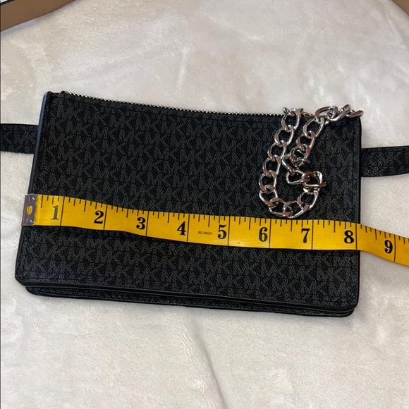 MICHAEL Michael Kors Black Crossbody Bag with Sleek Design - Picture 6 of 8